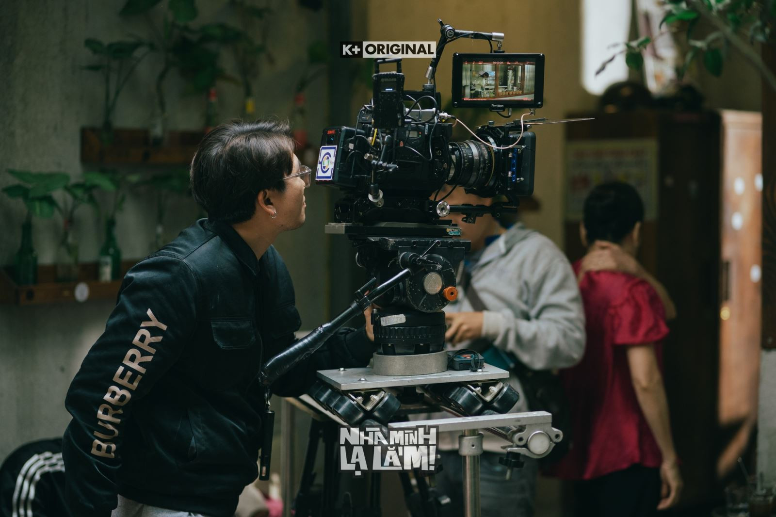 🎬  Series NHÀ MÌNH LẠ LẮM sử dụng 2 máy quay Blackmagic Ursa Mini Pro 12K để ghi hình.